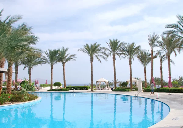 Swimming pool at luxury hotel — Stock Photo, Image