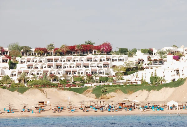 Playa de hotel moderno en el Mar Rojo — Foto de Stock