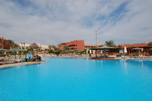 Swimming pool at hotel — Stock Photo, Image