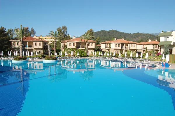 Zwembad van de villa's in het hotel — Stockfoto