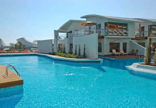 Yüzme havuzunun kenarında villa otel — Stok fotoğraf