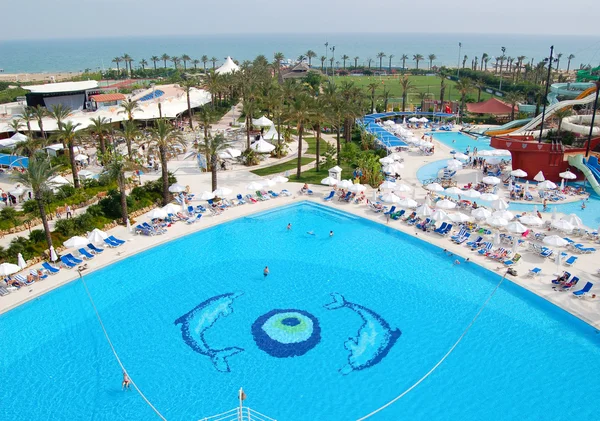 Schwimmbad in beliebtem Hotel — Stockfoto