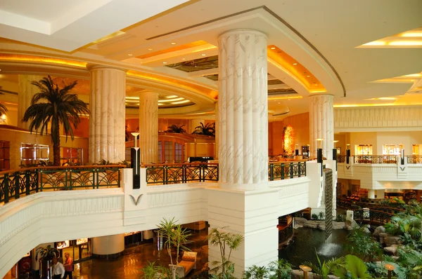 Área do hall de entrada da recepção no hotel de luxo — Fotografia de Stock