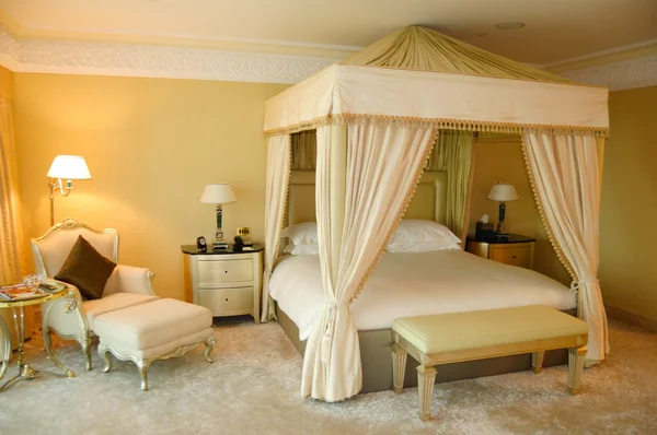 Dormitorio en hotel de lujo, Dubai, Emiratos Árabes Unidos — Foto de Stock