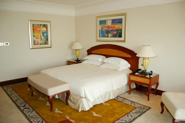 Ložnice v luxusní hotel, Dubaj, Spojené arabské emiráty — Stock fotografie