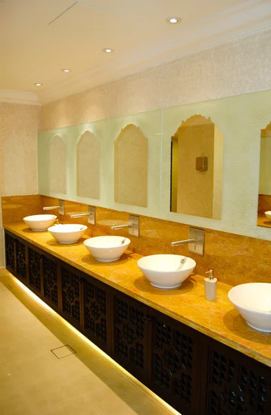 Туалет в роскошном отеле, Дубай, ОАЭ — стоковое фото