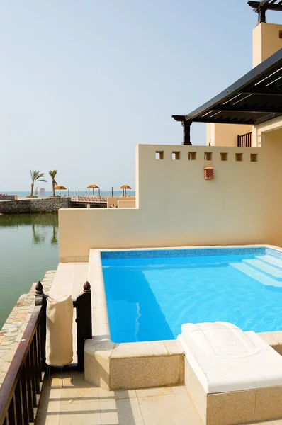 Zwembad van villa, dubai, Verenigde Arabische Emiraten — Stockfoto