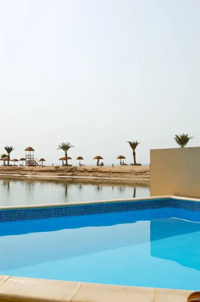 Piscina en villa, Dubai, Emiratos Árabes Unidos — Foto de Stock