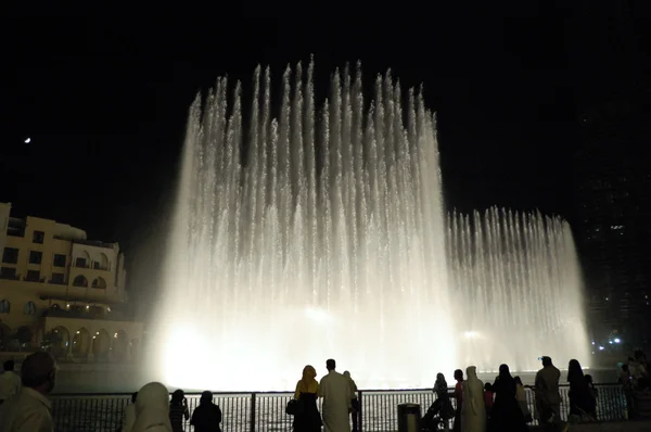 Tańczące fontanny w centrum Dubaju — Zdjęcie stockowe