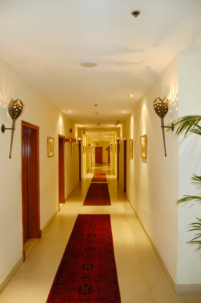 Коридор в роскошном отеле, Дубай, ОАЭ — стоковое фото