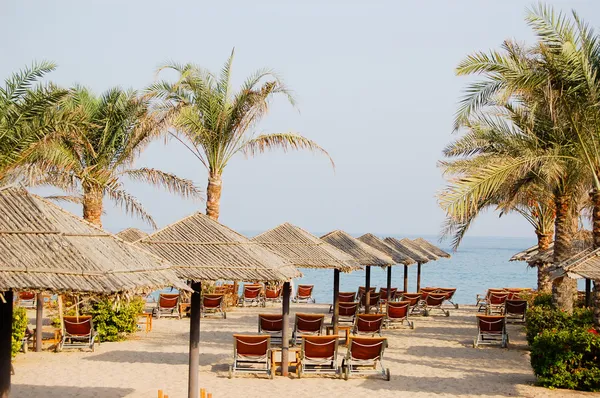 Stranden vid lyxiga hotel, dubai, Förenade Arabemiraten — Stockfoto