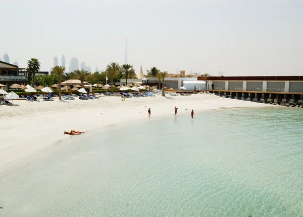 Strand van populaire hotel, dubai, Verenigde Arabische Emiraten — Stockfoto
