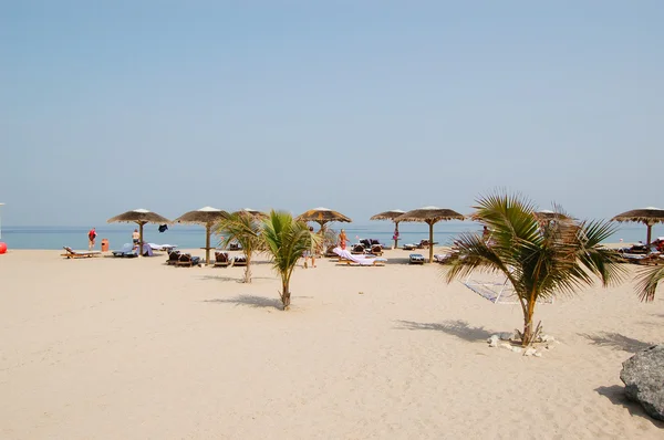 Strand van populaire hotel, dubai, Verenigde Arabische Emiraten — Stockfoto
