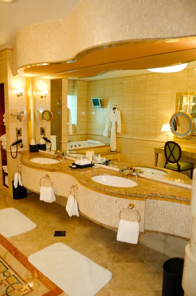 Ванная комната в роскошном отеле, Дубай, ОАЭ — стоковое фото