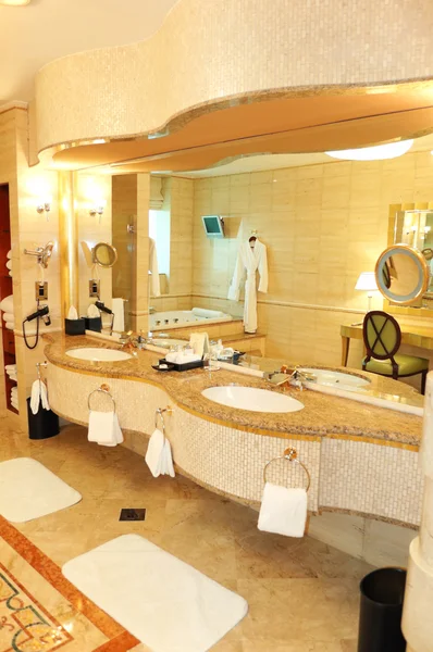 Bathroom in luxury hotel — Stockfoto