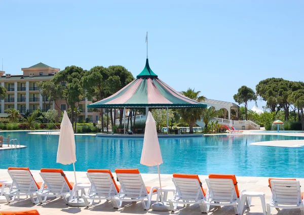 Área de piscina em hotel popular — Fotografia de Stock