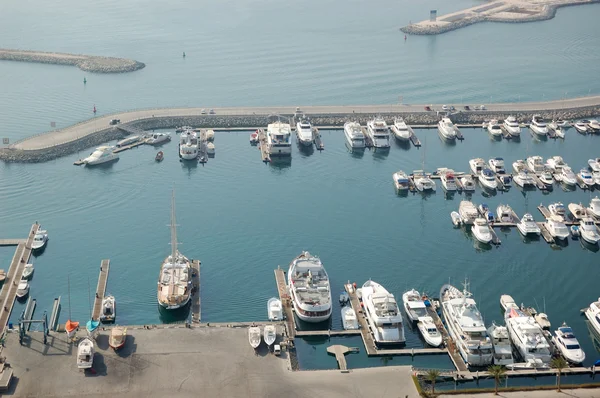 Dubai marina yacht parkování — Stockfoto