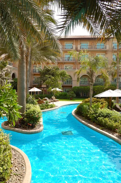 Área de piscina no hotel de luxo — Fotografia de Stock
