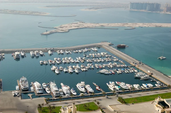 Dubai marina yacht parkování — Stockfoto