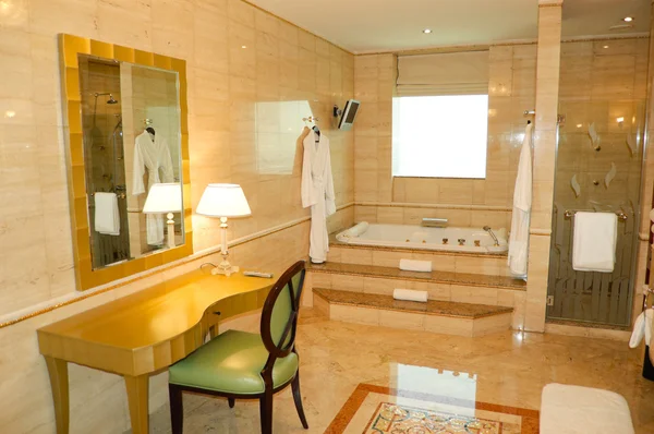 Ванная комната в роскошном отеле — стоковое фото
