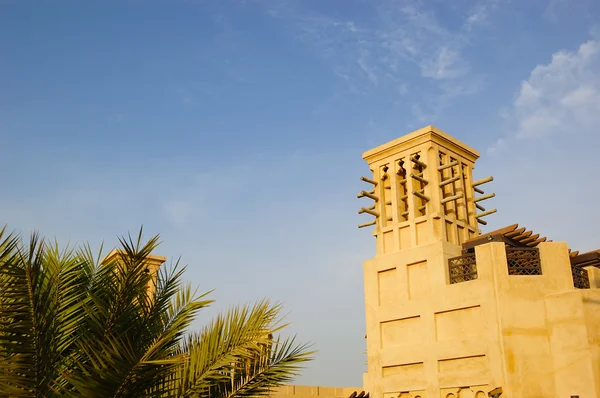 Arabská větrná věž při západu slunce — Stock fotografie