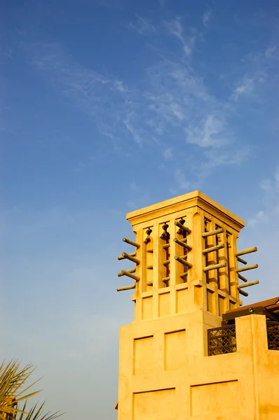 Ιδιαίτερο σχήμα αραβικού αιολική σωλήνα Πύργος κατά τη διάρκεια του ηλιοβασιλέματος — Φωτογραφία Αρχείου
