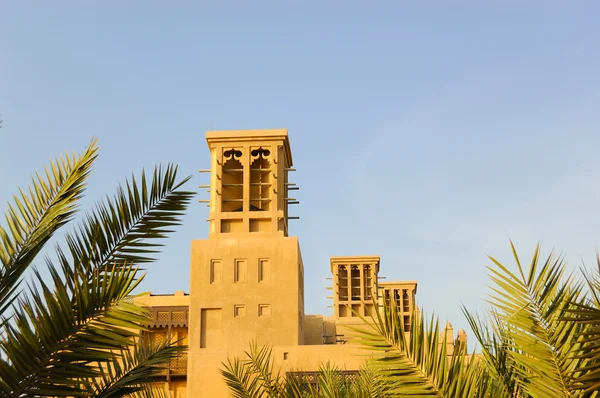 Arabiska vind torn under solnedgången — Stockfoto