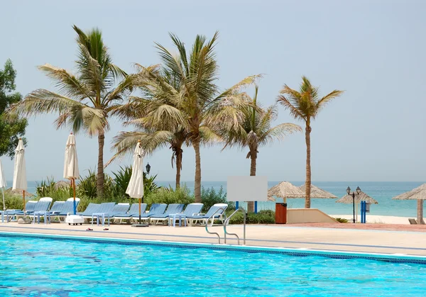 Zwembad en palmen in hotel — Stockfoto