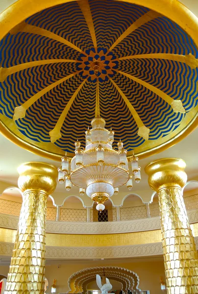 Gyllene ljuskrona på hotellets lobby — Stockfoto