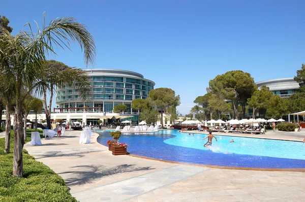 Swimming pool at modern luxury hotel — Stock Photo, Image
