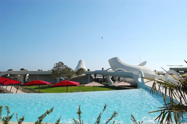 Swimming pool area at luxury resort — Stock Photo, Image