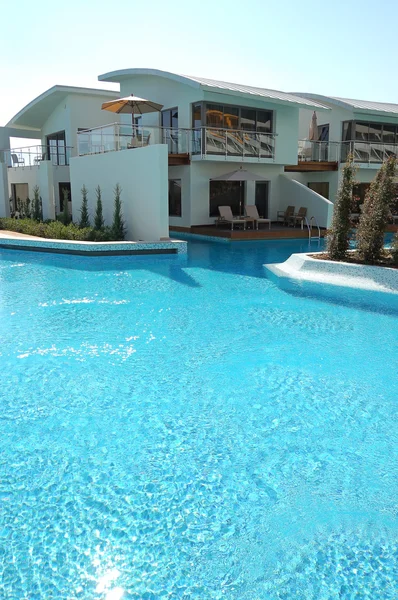 Swimming pool near villa at luxury hotel — Stock Fotó