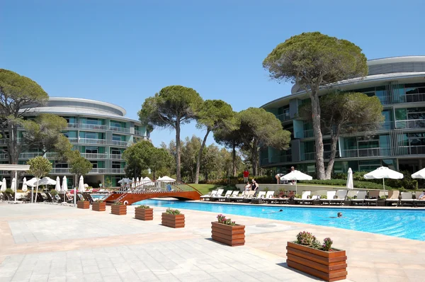 Area piscina in hotel di lusso — Foto Stock