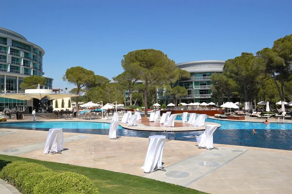 Swimming pool area at luxury hotel — Stock Photo, Image