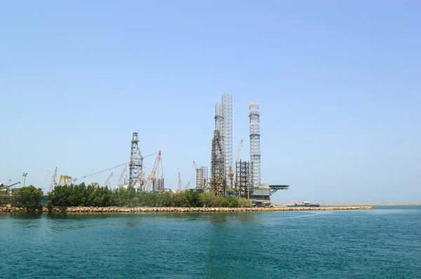 Sito di perforazione petrolifera sulla riva — Foto Stock