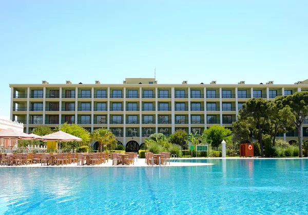 Schwimmbad in beliebtem Hotel — Stockfoto
