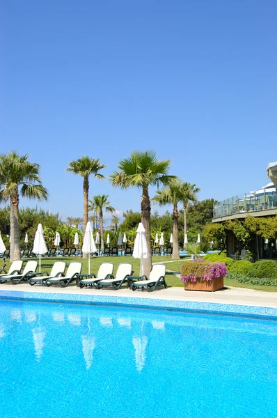 Zwembad in het populaire hotel — Stockfoto