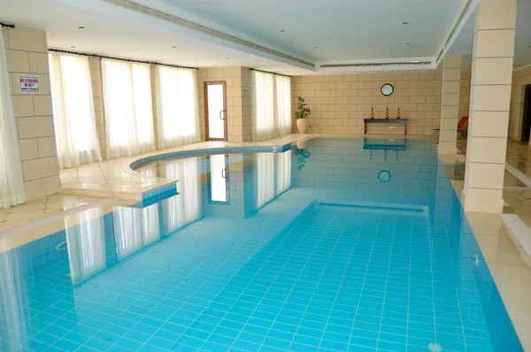 Spa zwembad in het populaire hotel — Stockfoto