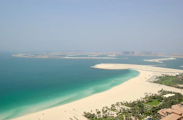 Beach at luxury hotel with a view on Palm Jumeir — Stock Photo, Image