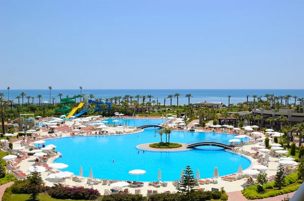 Plaj alanında en popüler Akdeniz hotel, anta — Stok fotoğraf