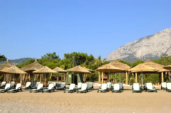 Plaży w popularnym śródziemnomorski hotel — Zdjęcie stockowe