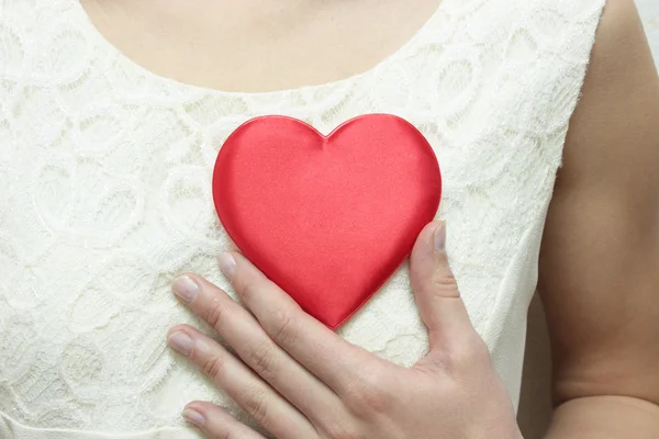Hjärtat på bröst. — Stockfoto