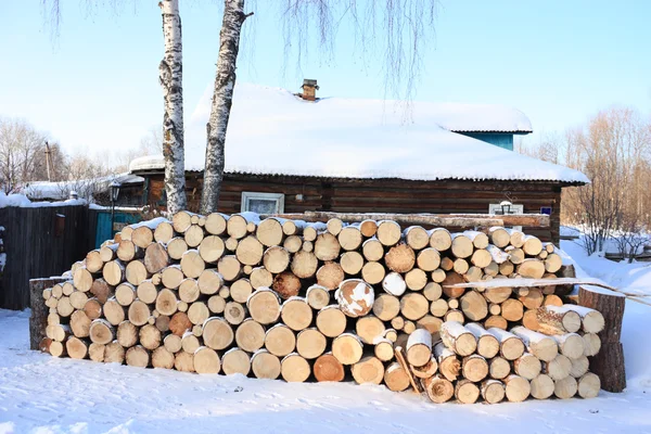 Firewood near the house. — Stock Photo, Image
