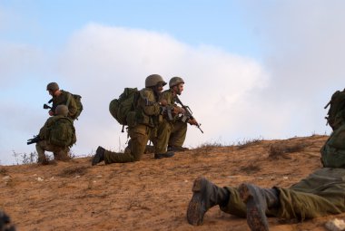 İsrail askeri excersice bir çölde