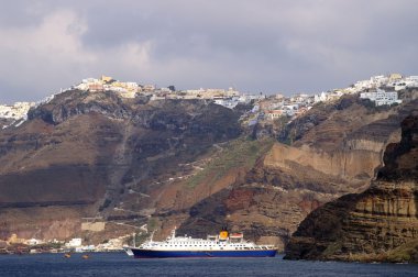 cruise gemisi santorini Adası yakınlarında