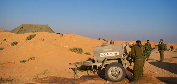 Israelske soldater øver i en ørken – stockfoto