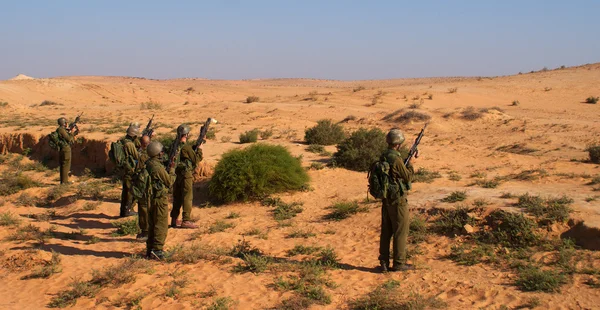 Izraeli katonák excersice a sivatagban — Stock Fotó