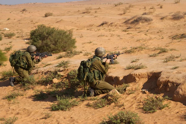 Excersice ізраїльських солдатів в пустелі — стокове фото