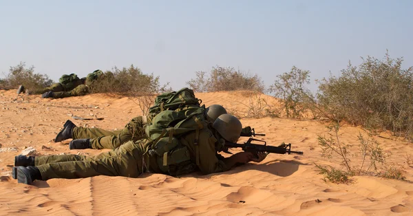 ทหารอิสราเอลยกย่องในทะเลทราย — ภาพถ่ายสต็อก