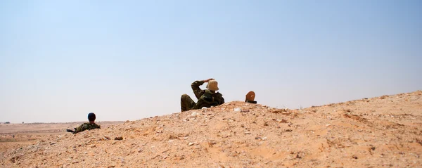 Des soldats israéliens excercent dans un désert — Photo